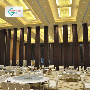 The use of moveable interior walls in the hotel makes it easier to integrate the movable partitions into the decoration.
